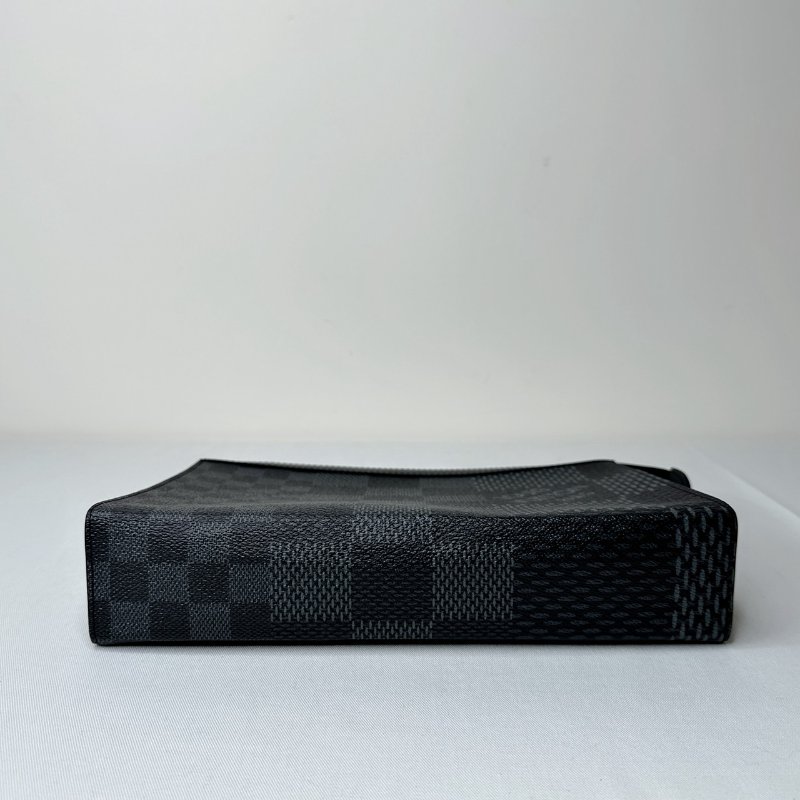 LV 棋盤格Voyage手拿包-9