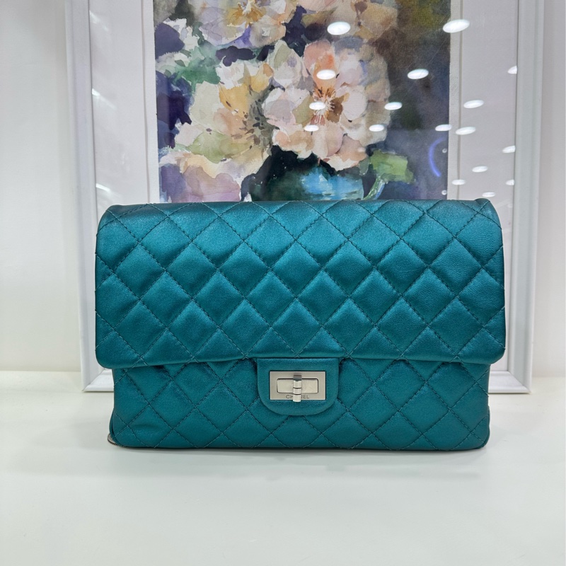 Chanel香奈兒孔雀藍 絕版蛇骨鏈兩用2.55信封包，蛇骨鏈可放到包包裡分分鐘變手包。 12開 氣質不俗，非常輕便實用。-1