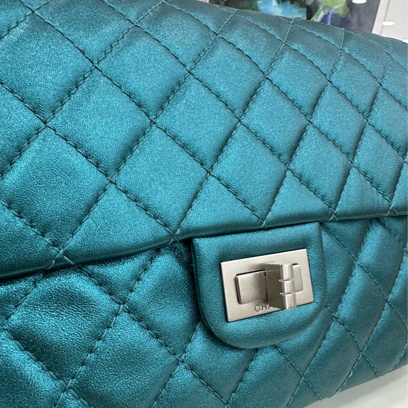 Chanel香奈兒孔雀藍 絕版蛇骨鏈兩用2.55信封包，蛇骨鏈可放到包包裡分分鐘變手包。 12開 氣質不俗，非常輕便實用。-6