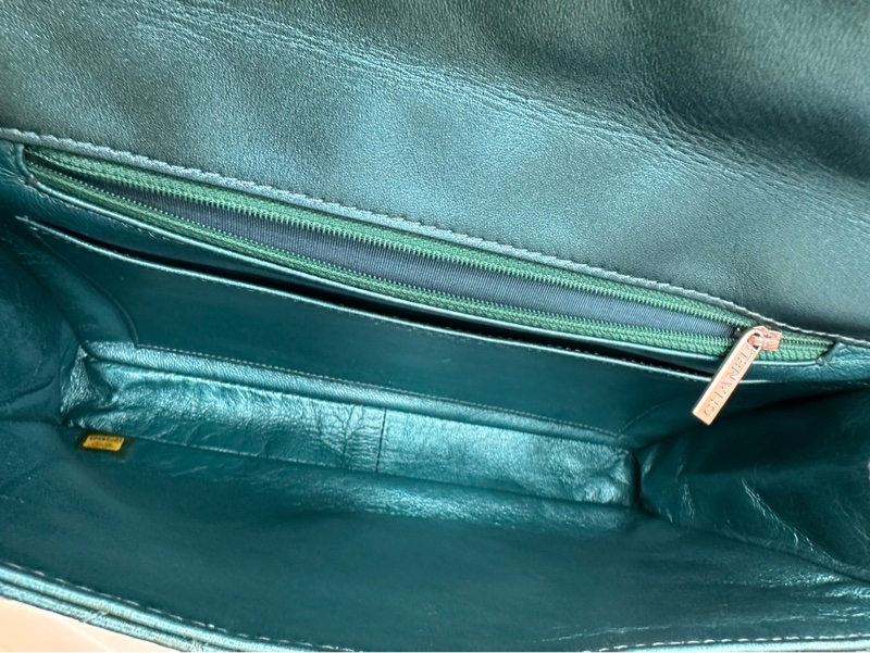 Chanel香奈兒孔雀藍 絕版蛇骨鏈兩用2.55信封包，蛇骨鏈可放到包包裡分分鐘變手包。 12開 氣質不俗，非常輕便實用。-8