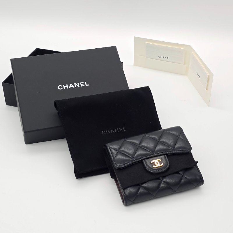 (晶片款✨盒子防塵)CHANEL 香奈兒 黑色羊皮 經典口蓋 短皮夾 三折 短錢夾-7