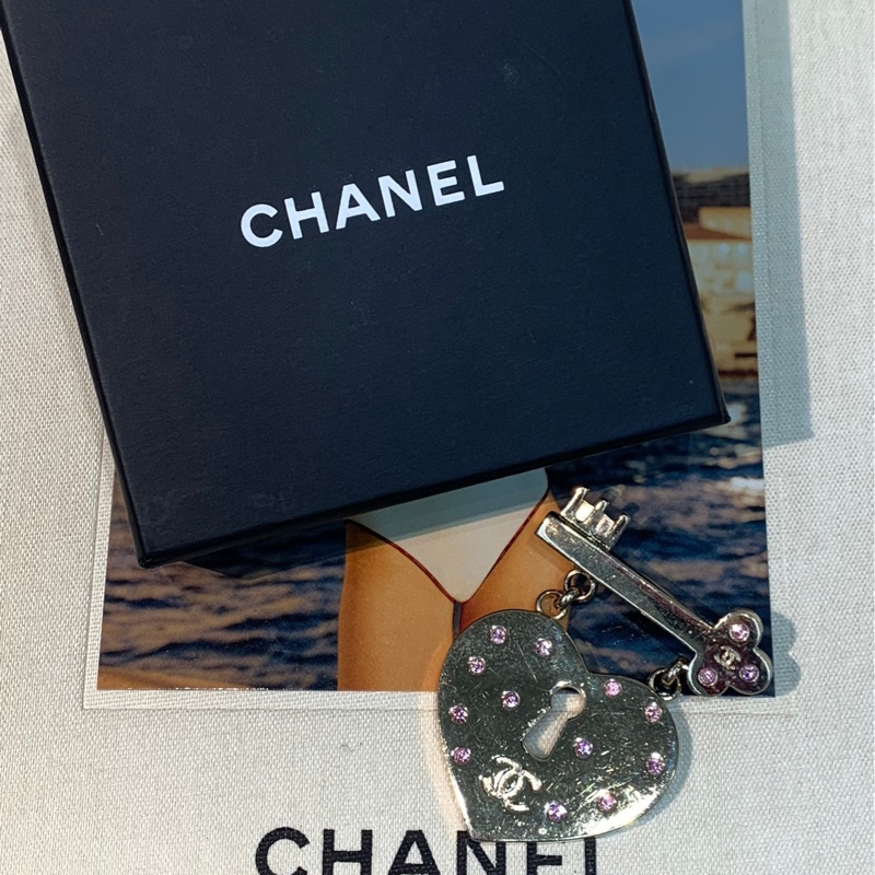 Chanel 粉紅色水鑽心形鎖胸針 X584-0