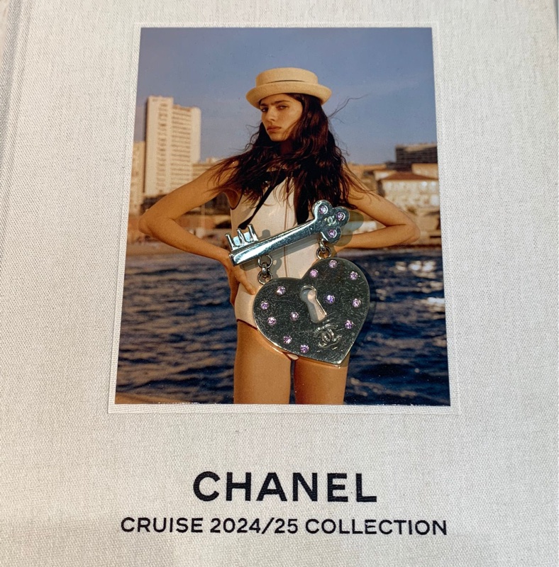 Chanel 粉紅色水鑽心形鎖胸針 X584-3