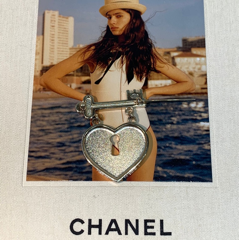 Chanel 粉紅色水鑽心形鎖胸針 X584-4