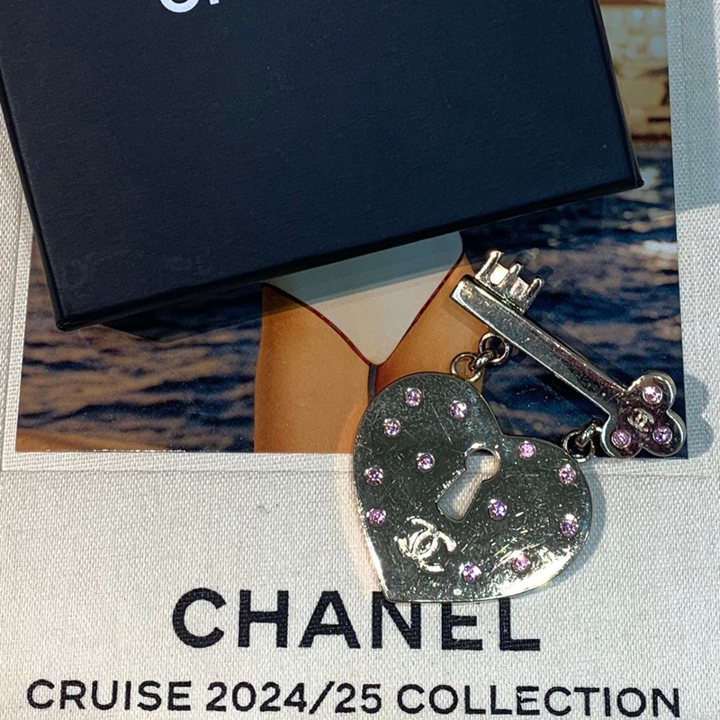 Chanel 粉紅色水鑽心形鎖胸針 X584-8