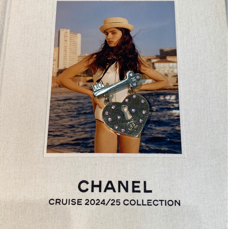 Chanel 粉紅色水鑽心形鎖胸針 X584-14
