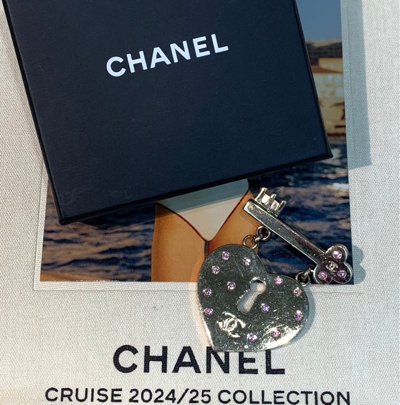 Chanel 粉紅色水鑽心形鎖胸針 X584-15