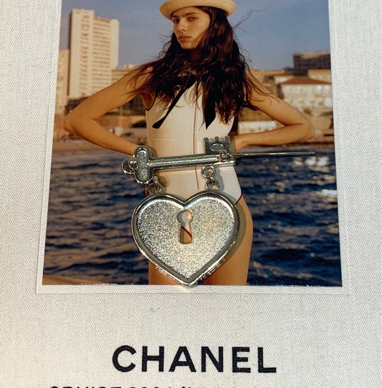Chanel 粉紅色水鑽心形鎖胸針 X584-16