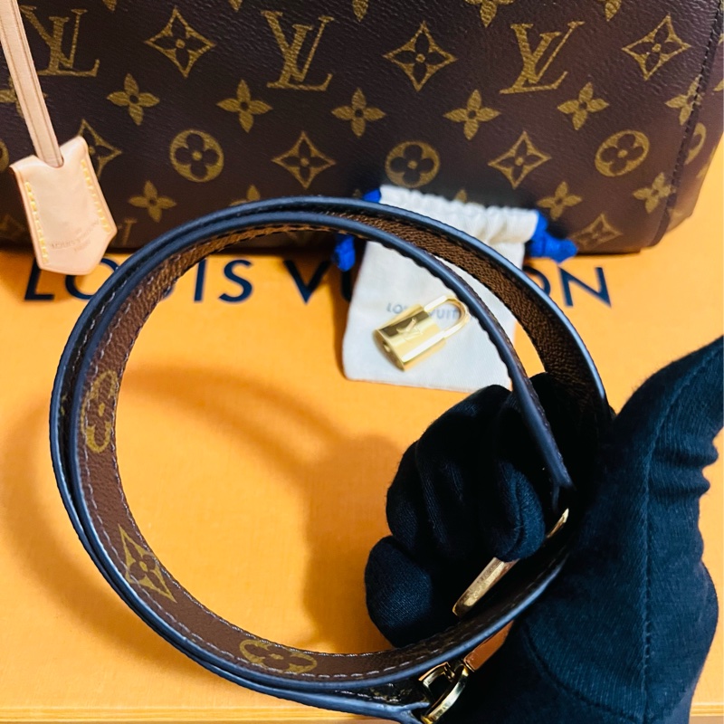 LV中款蒙恬包❤️M41056~ 95近新「LV MONTAIGNE BB 」~肩背包、手提包、斜背包-17