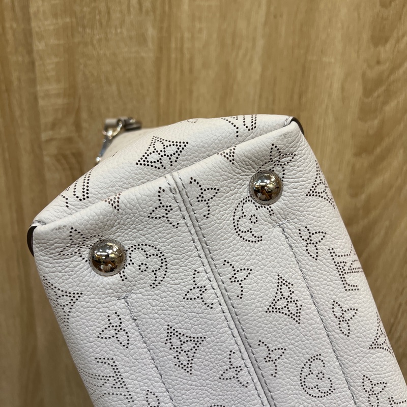 LV 米灰洞洞牛皮Hina PM銀釦手提斜背包M57527-5