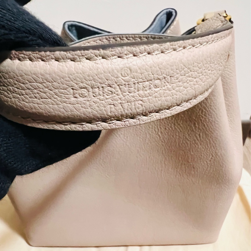 ❤️ LV 水桶包。全新膠膜完整未撕❤️送禮自用皆宜，全牛皮「芯片款」lock me水桶包～手提包～肩背包、斜背包-7