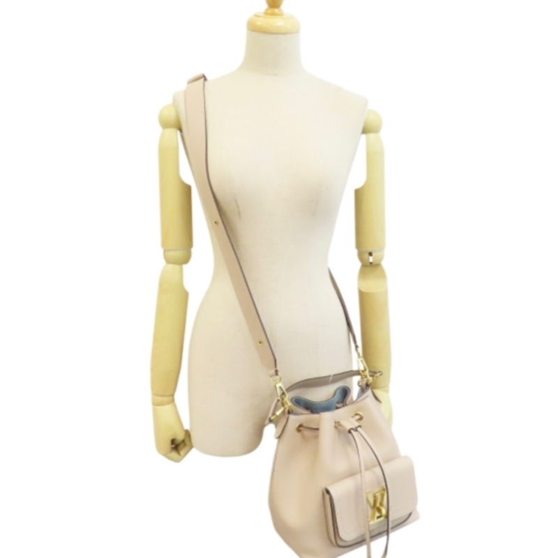 ❤️ LV 水桶包。全新膠膜完整未撕❤️送禮自用皆宜，全牛皮「芯片款」lock me水桶包～手提包～肩背包、斜背包-20