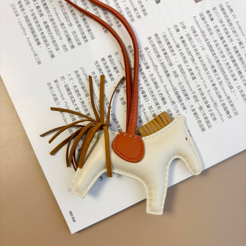 ::HERMES:: Rodeo 奶昔白小馬 x 芝麻色 拼接南瓜橘 吊飾-0