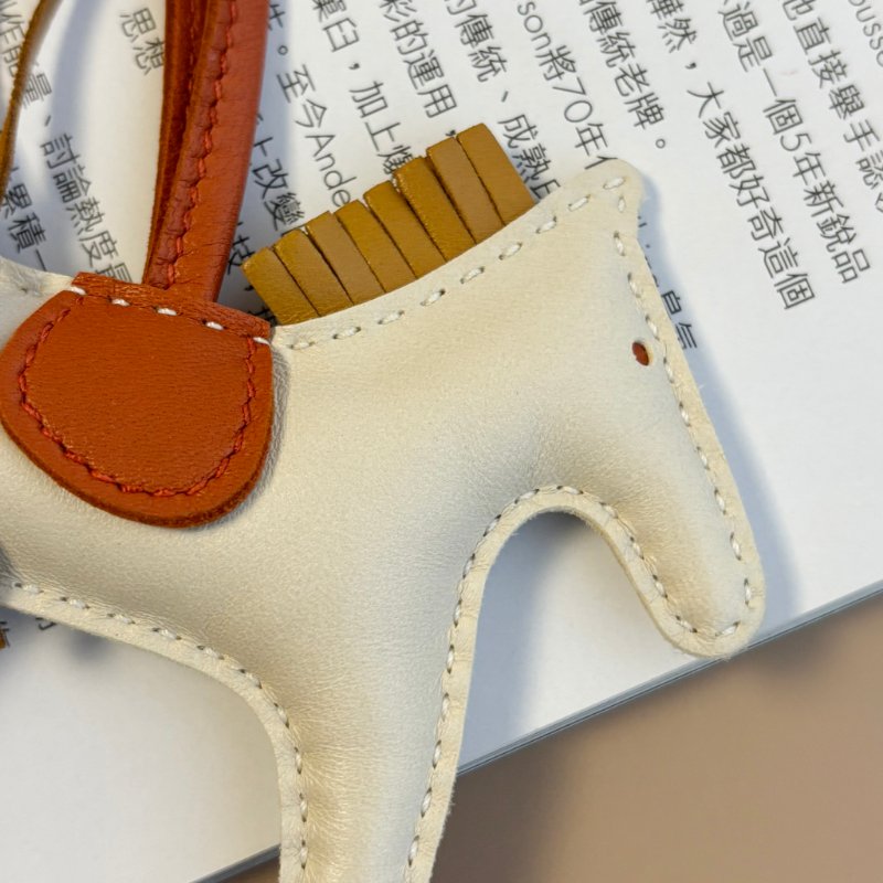 ::HERMES:: Rodeo 奶昔白小馬 x 芝麻色 拼接南瓜橘 吊飾-1