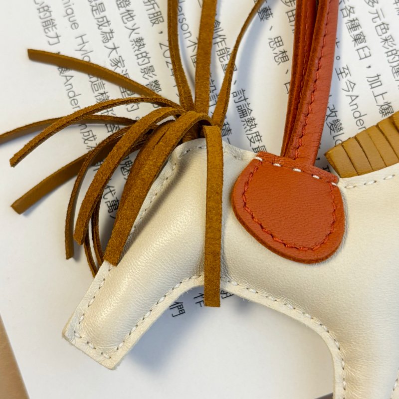 ::HERMES:: Rodeo 奶昔白小馬 x 芝麻色 拼接南瓜橘 吊飾-2