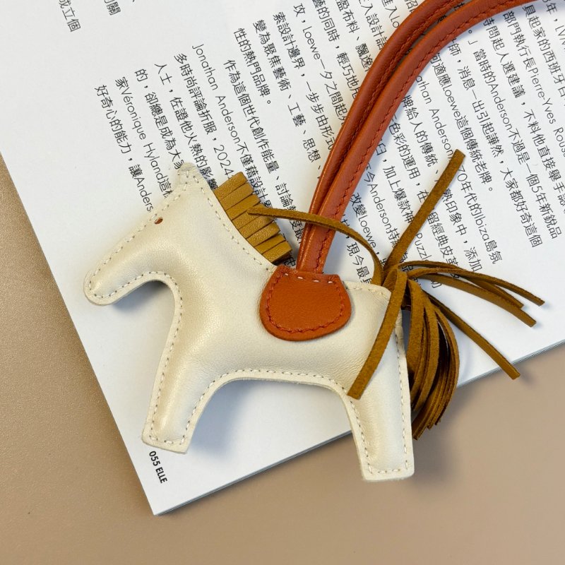 ::HERMES:: Rodeo 奶昔白小馬 x 芝麻色 拼接南瓜橘 吊飾-3