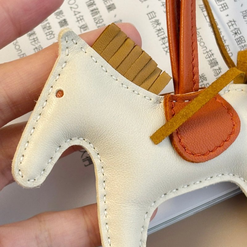 ::HERMES:: Rodeo 奶昔白小馬 x 芝麻色 拼接南瓜橘 吊飾-6