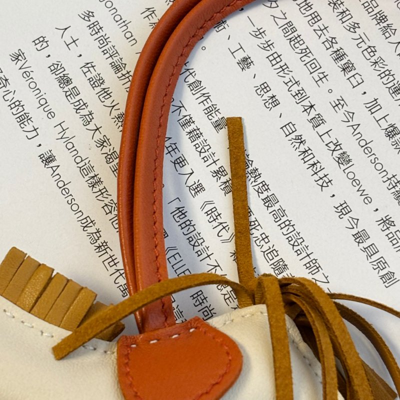 ::HERMES:: Rodeo 奶昔白小馬 x 芝麻色 拼接南瓜橘 吊飾-12