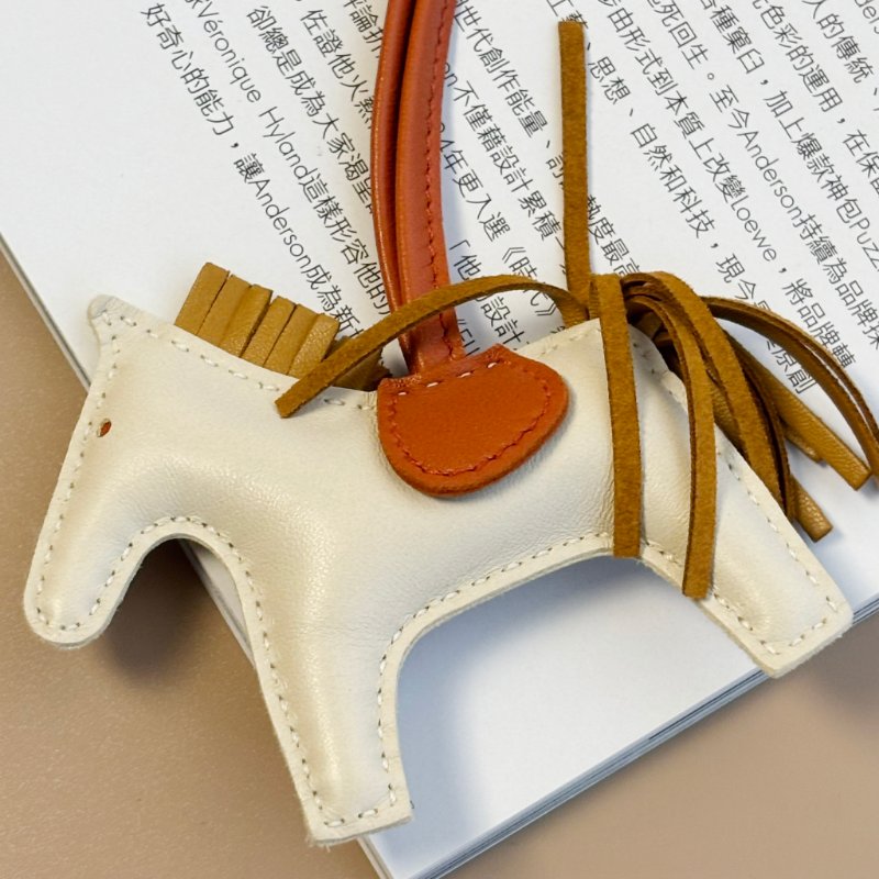 ::HERMES:: Rodeo 奶昔白小馬 x 芝麻色 拼接南瓜橘 吊飾-13