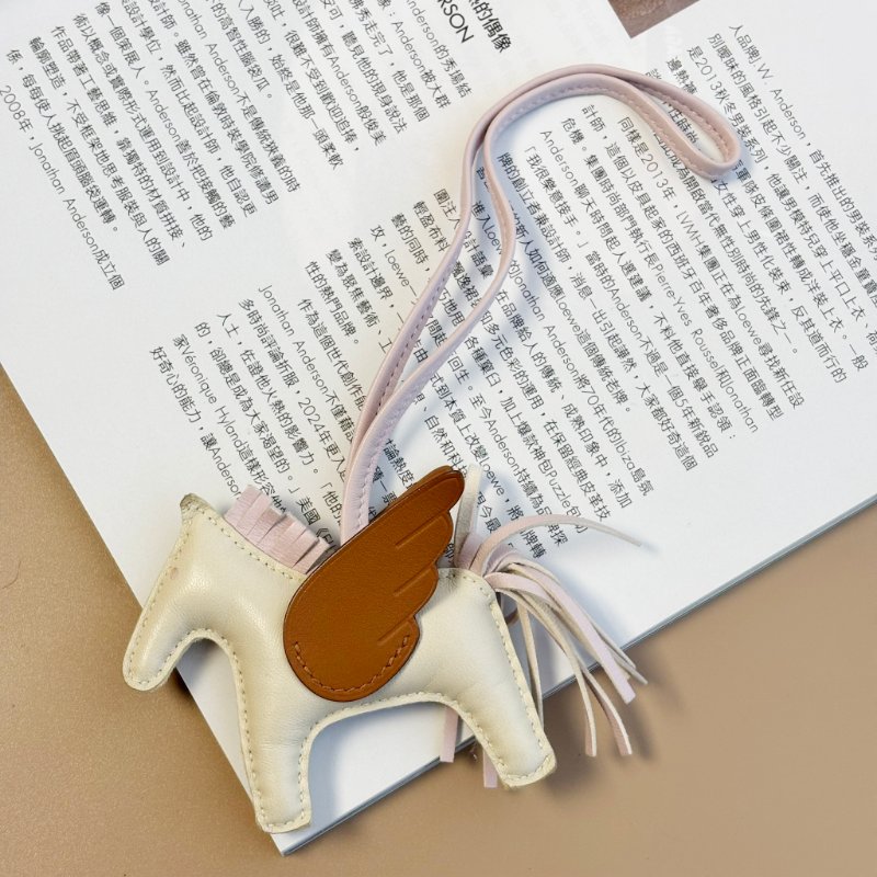 ::HERMES:: Rodeo 奶昔白小馬 x 棕色 拼接淡粉色 吊飾-0