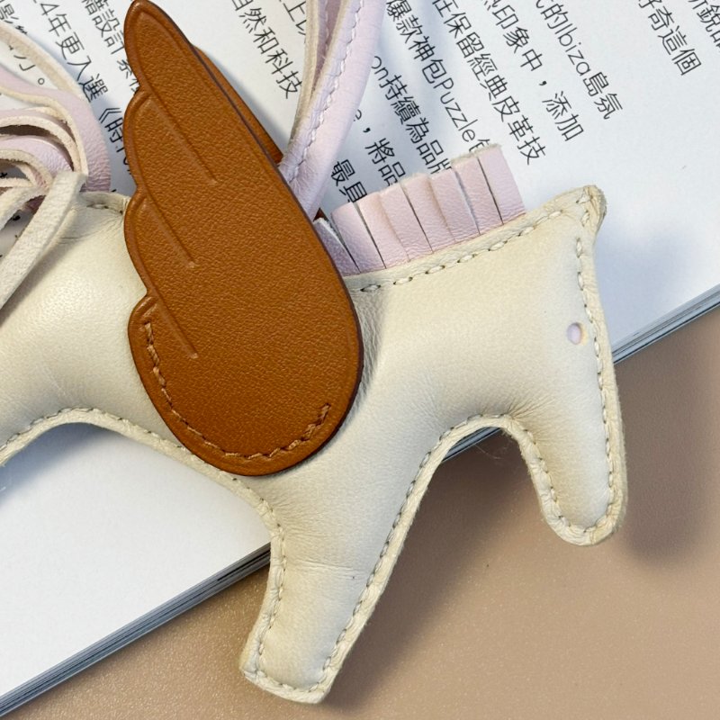 ::HERMES:: Rodeo 奶昔白小馬 x 棕色 拼接淡粉色 吊飾-4