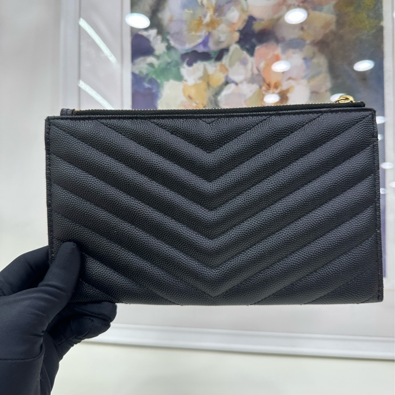 ysl 聖羅蘭 黑金魚子醬V紋拉鍊手拿包 皮夾 底長約21厘米-2