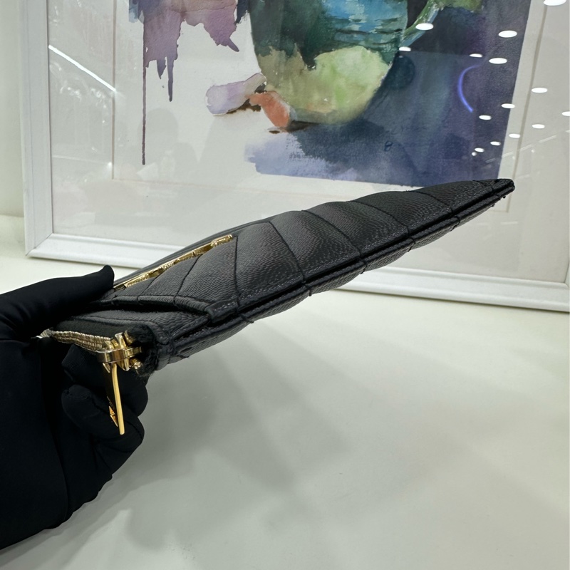 ysl 聖羅蘭 黑金魚子醬V紋拉鍊手拿包 皮夾 底長約21厘米-3