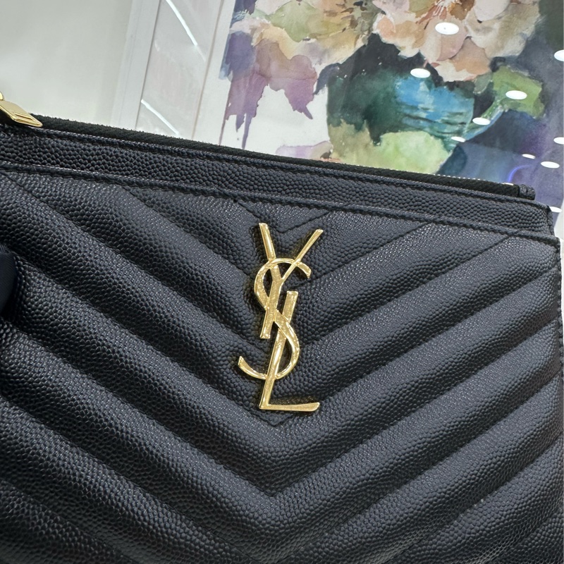 ysl 聖羅蘭 黑金魚子醬V紋拉鍊手拿包 皮夾 底長約21厘米-5