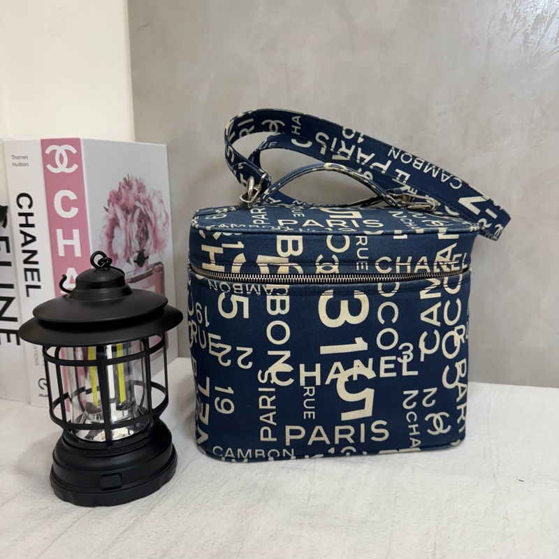 CHANEL 帆布字母塗鴉化妝箱包-1