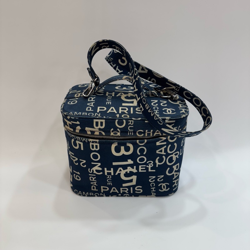 CHANEL 帆布字母塗鴉化妝箱包-2