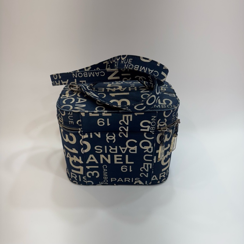 CHANEL 帆布字母塗鴉化妝箱包-3