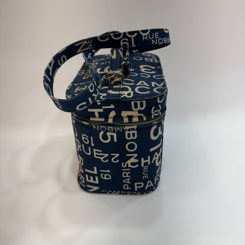 CHANEL 帆布字母塗鴉化妝箱包-4