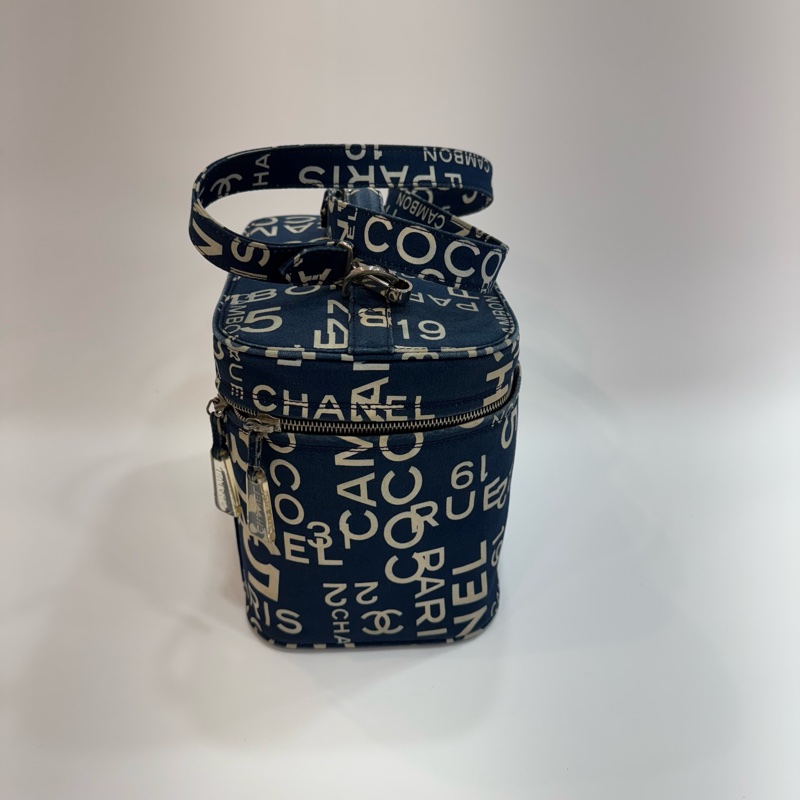 CHANEL 帆布字母塗鴉化妝箱包-5