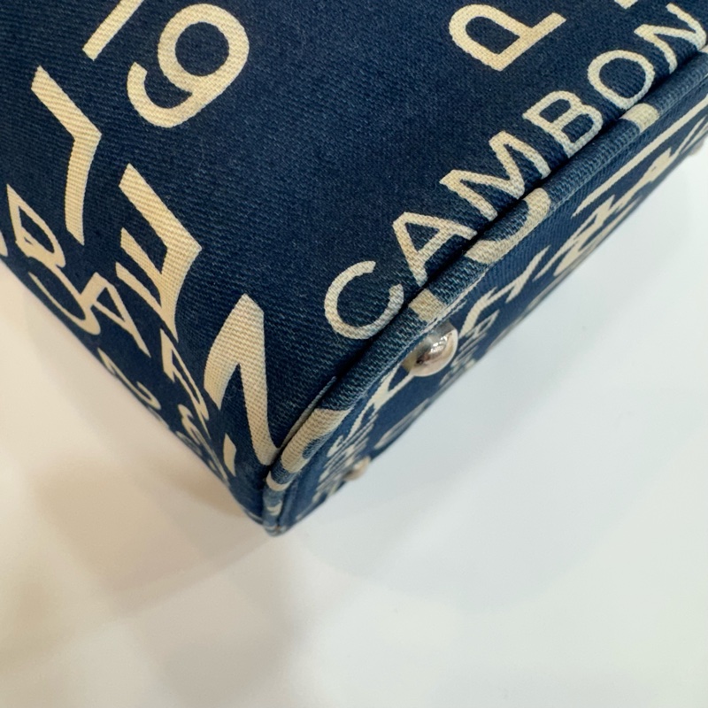 CHANEL 帆布字母塗鴉化妝箱包-7