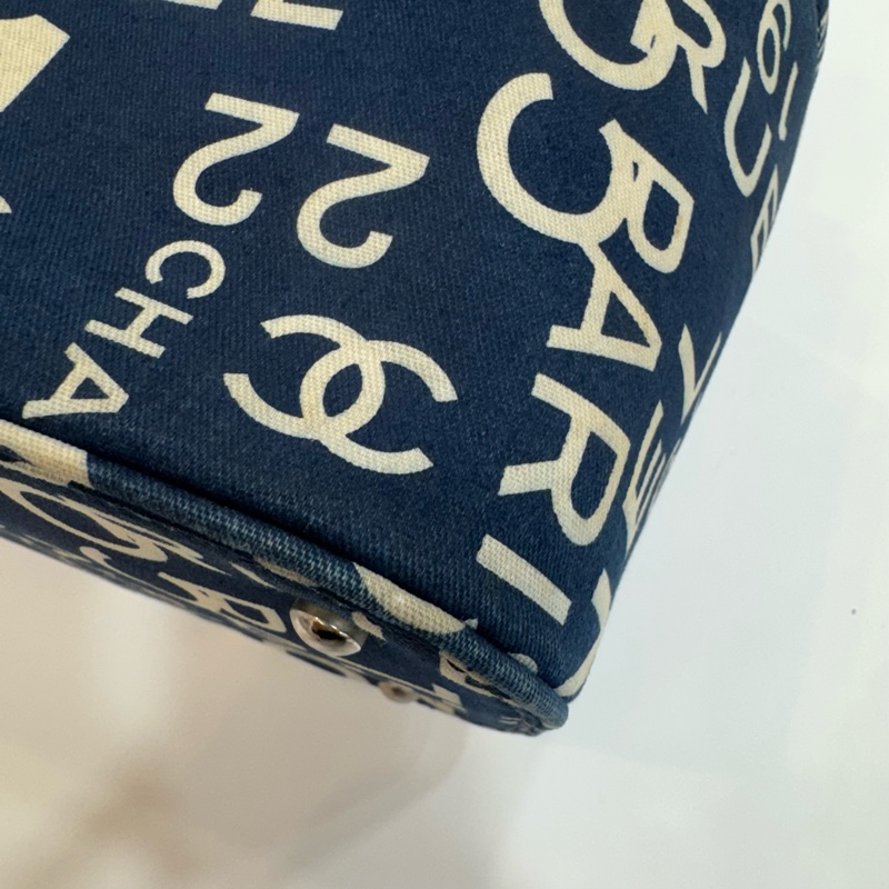 CHANEL 帆布字母塗鴉化妝箱包-8