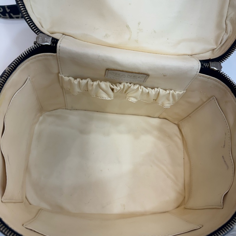 CHANEL 帆布字母塗鴉化妝箱包-9