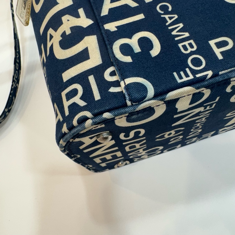 CHANEL 帆布字母塗鴉化妝箱包-11