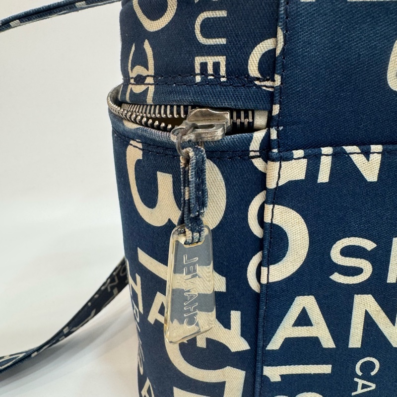 CHANEL 帆布字母塗鴉化妝箱包-12