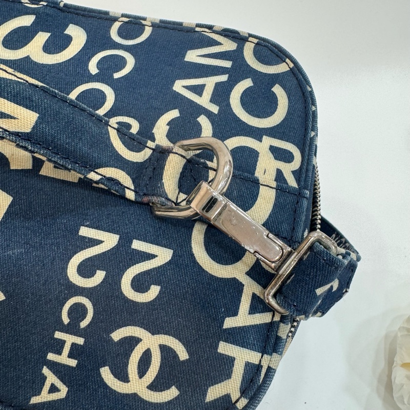 CHANEL 帆布字母塗鴉化妝箱包-15