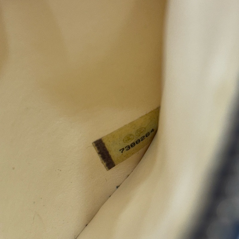 CHANEL 帆布字母塗鴉化妝箱包-17