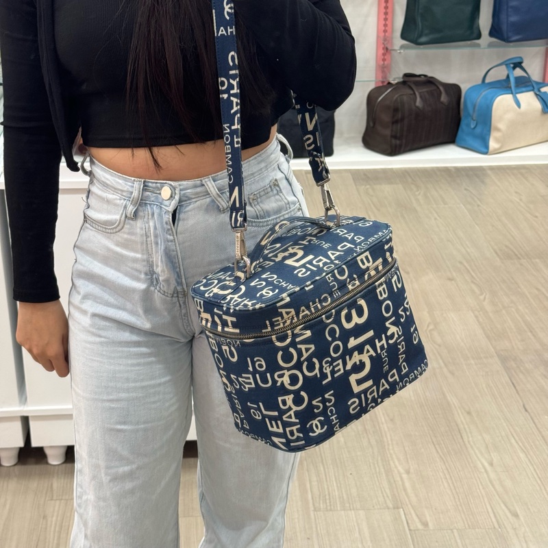 CHANEL 帆布字母塗鴉化妝箱包-18