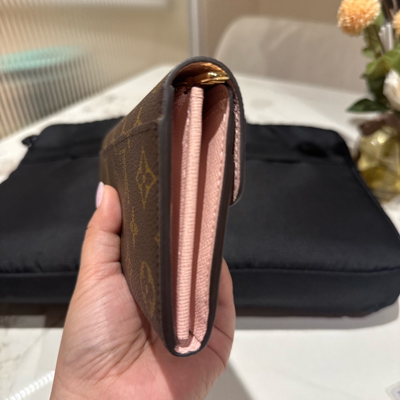LV Louis Vuitton路易威登 M62235經典SARAH系列Monogram帆布印花暗釦長夾(芭蕾粉)-4