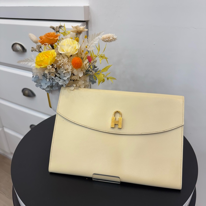 HERMES 奶白色牛皮鎖頭手拿包-1