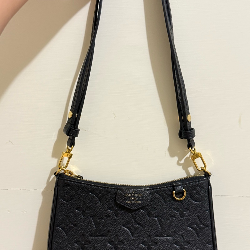 LV Louis Vuitton Easy Pouch On Strap 壓花牛皮拉鍊肩背斜背包M80349-黑-0