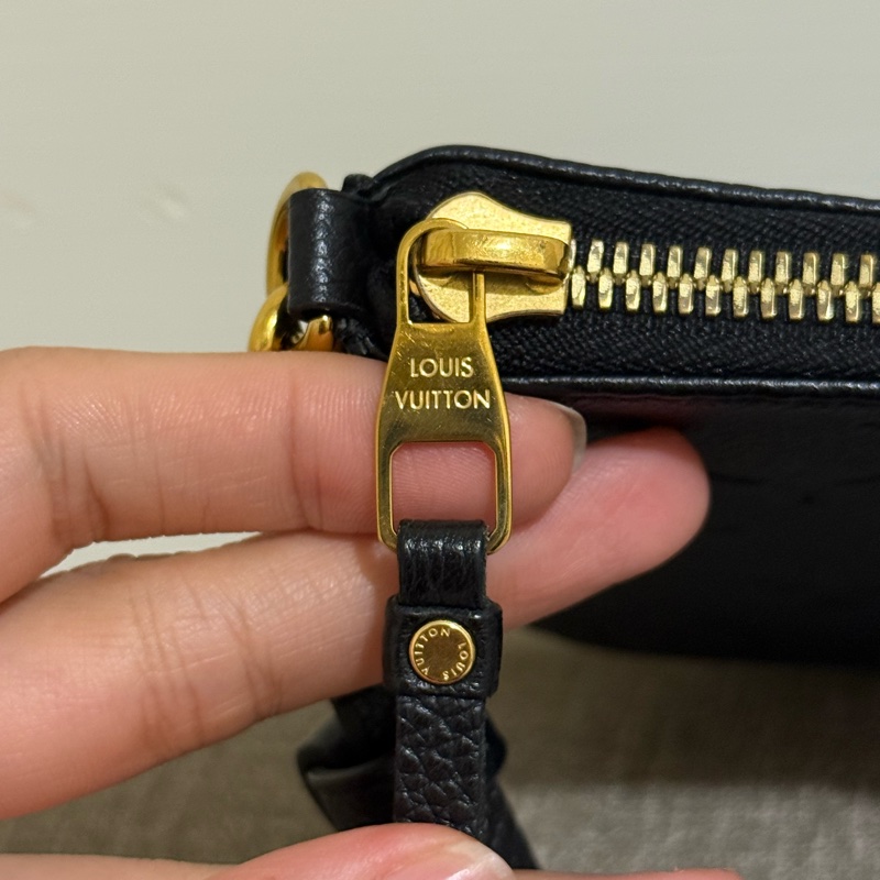 LV Louis Vuitton Easy Pouch On Strap 壓花牛皮拉鍊肩背斜背包M80349-黑-1
