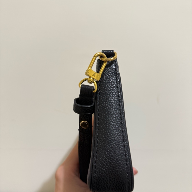 LV Louis Vuitton Easy Pouch On Strap 壓花牛皮拉鍊肩背斜背包M80349-黑-2