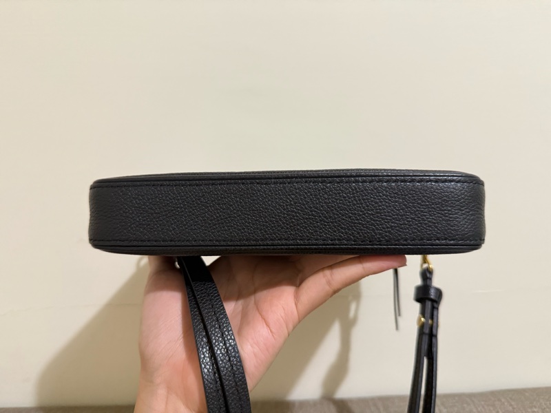 LV Louis Vuitton Easy Pouch On Strap 壓花牛皮拉鍊肩背斜背包M80349-黑-3