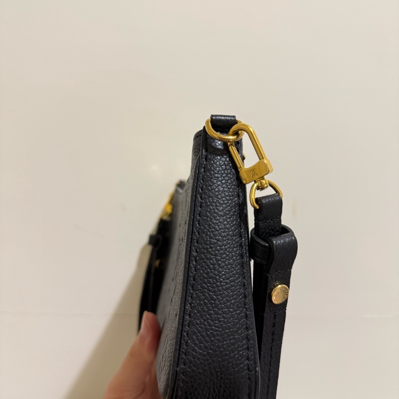LV Louis Vuitton Easy Pouch On Strap 壓花牛皮拉鍊肩背斜背包M80349-黑-4