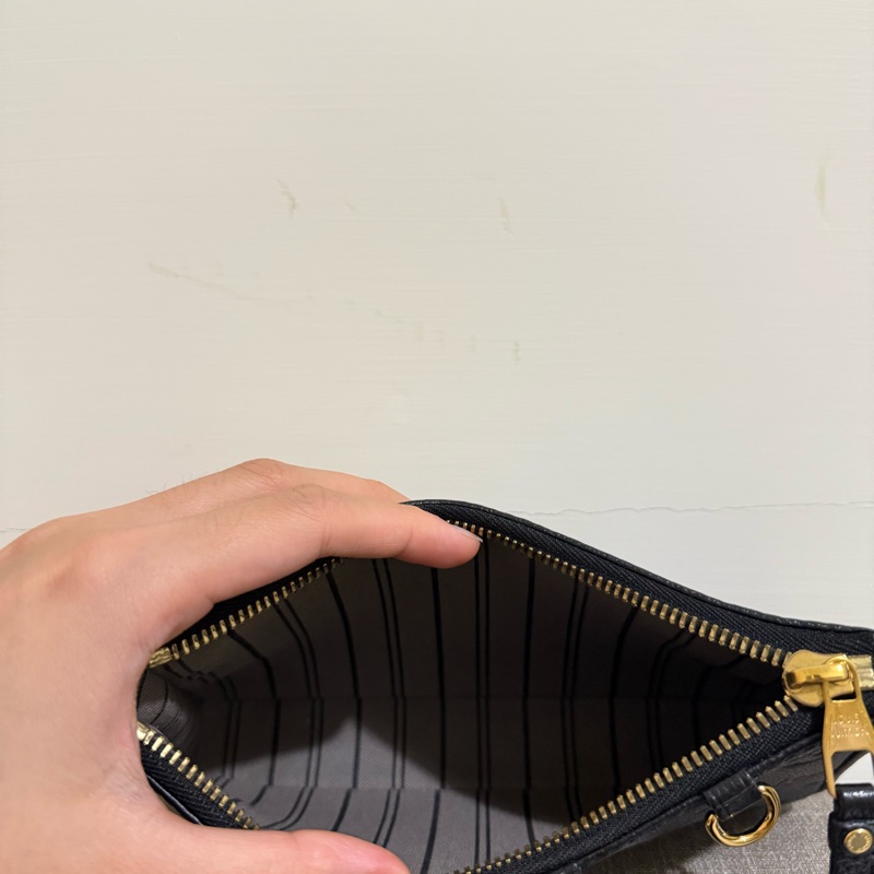 LV Louis Vuitton Easy Pouch On Strap 壓花牛皮拉鍊肩背斜背包M80349-黑-5