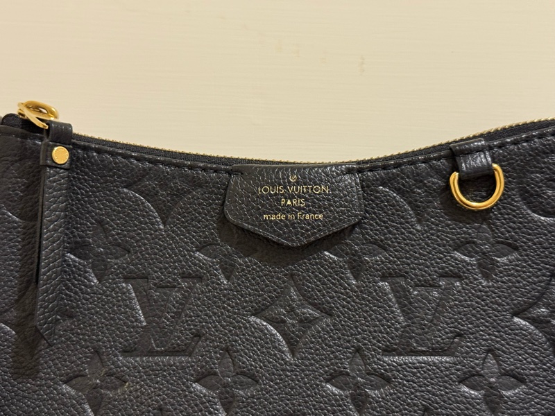 LV Louis Vuitton Easy Pouch On Strap 壓花牛皮拉鍊肩背斜背包M80349-黑-6